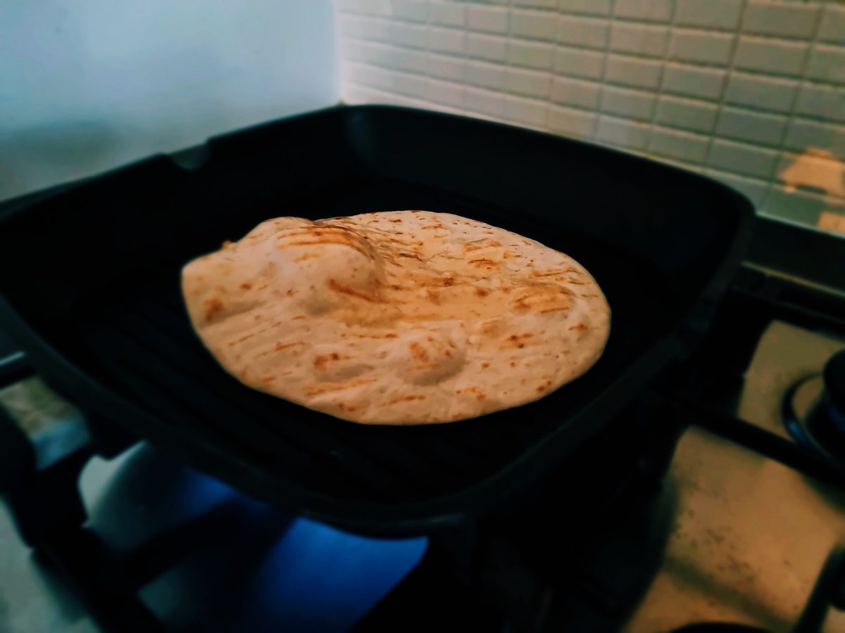 Flatbread maken door tortilla-wraps te grillen.