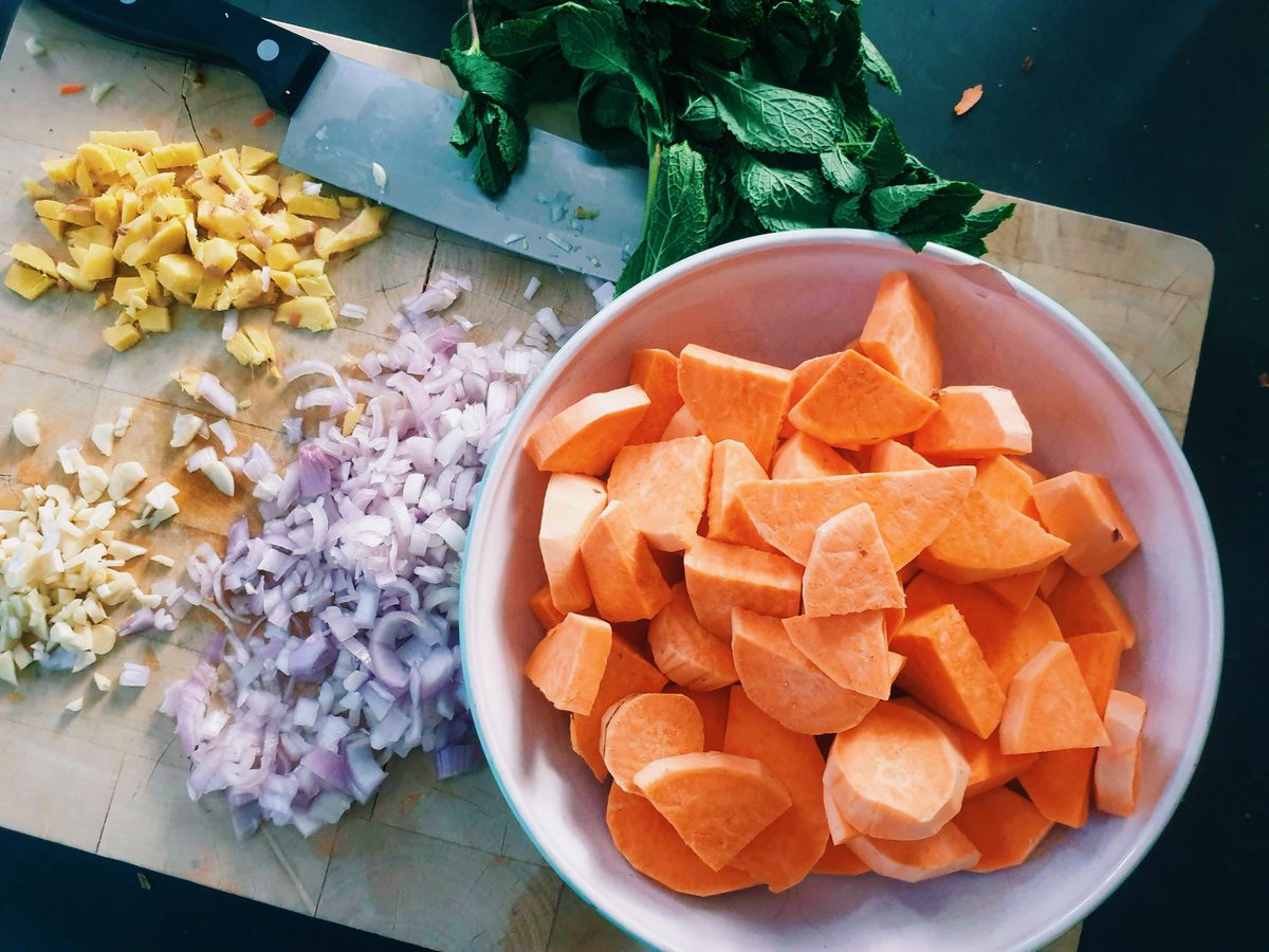 Makkelijke recepten: vega(n) budget curry met kikkererwten en (zoete) aardappels.