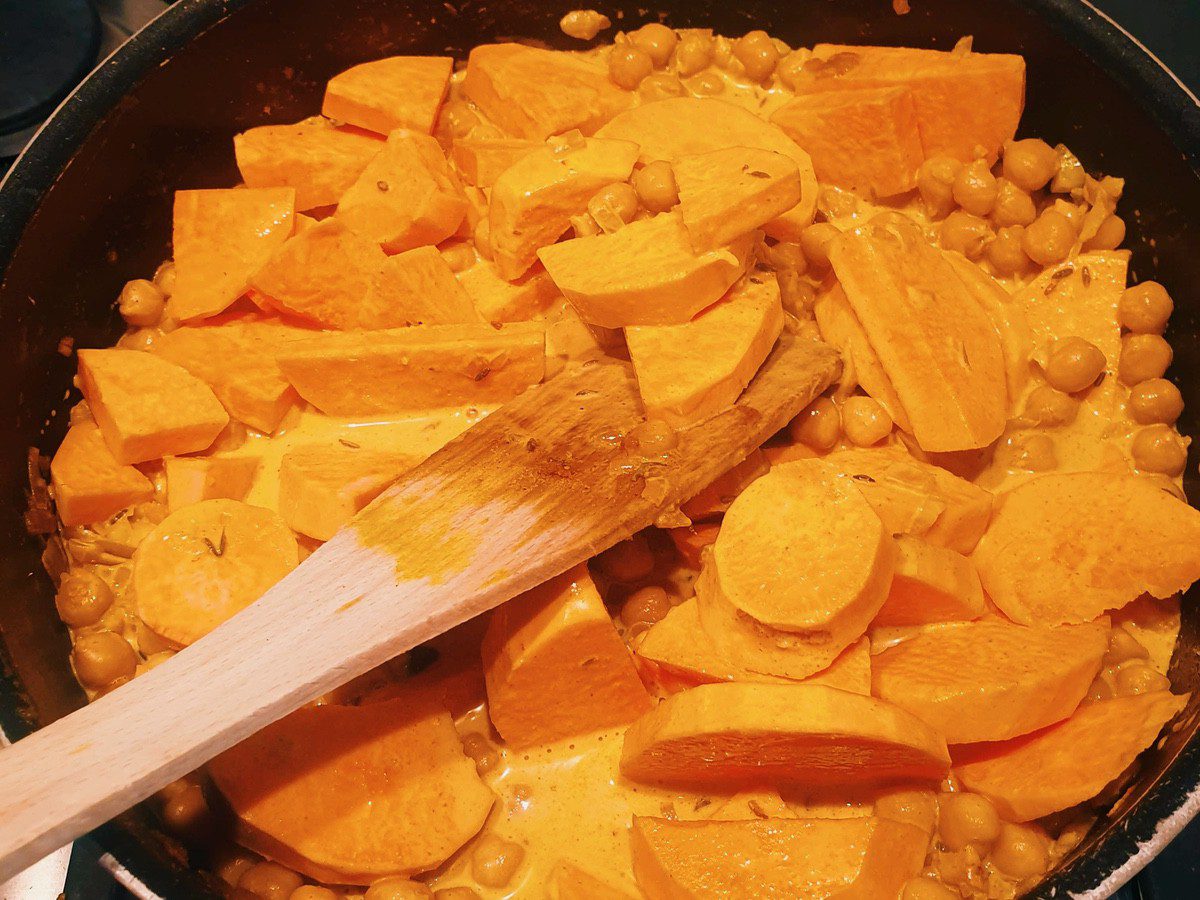 Budget koken: maak vaker vegetarische curry's met restgroenten en peulvruchten.