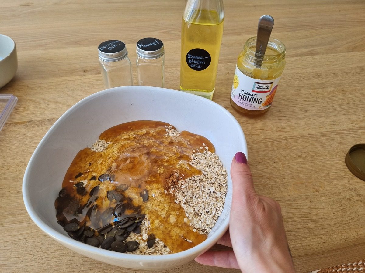 Zo maak je dus huisgemaakte granola. Het enige wat je nodig hebt zijn havervlokken, honing, noten, kaneel en olie.