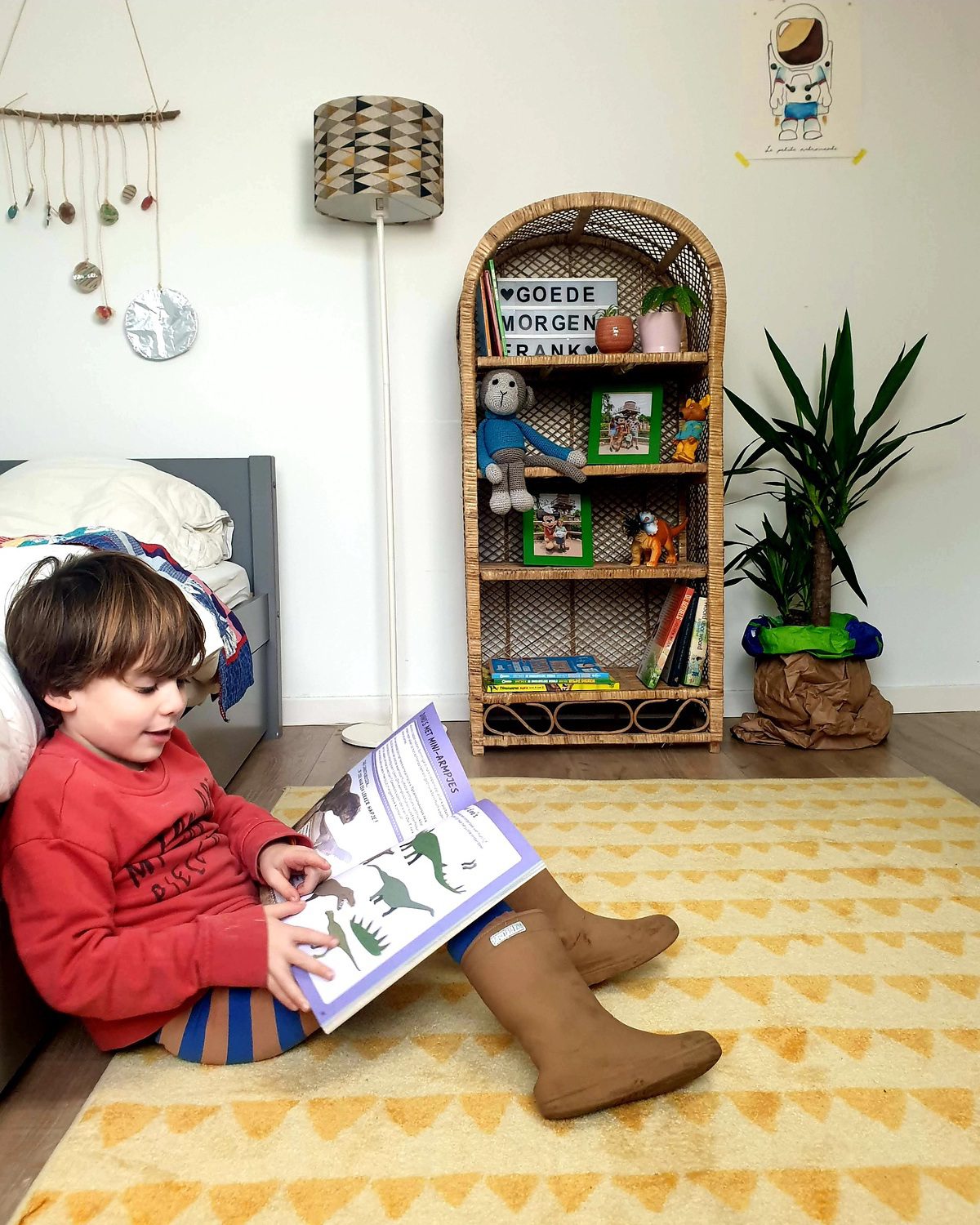 Kinderkamer inspiratie met veel tweedehands kinderboeken.