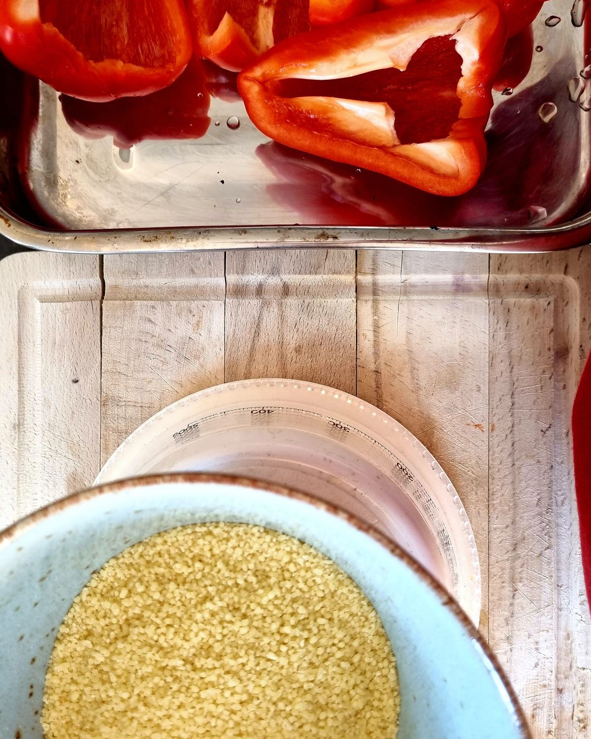 Gevulde paprika's met couscous en spinazie in de oven in een makkelijk en gezonde vegetarische maaltijd.