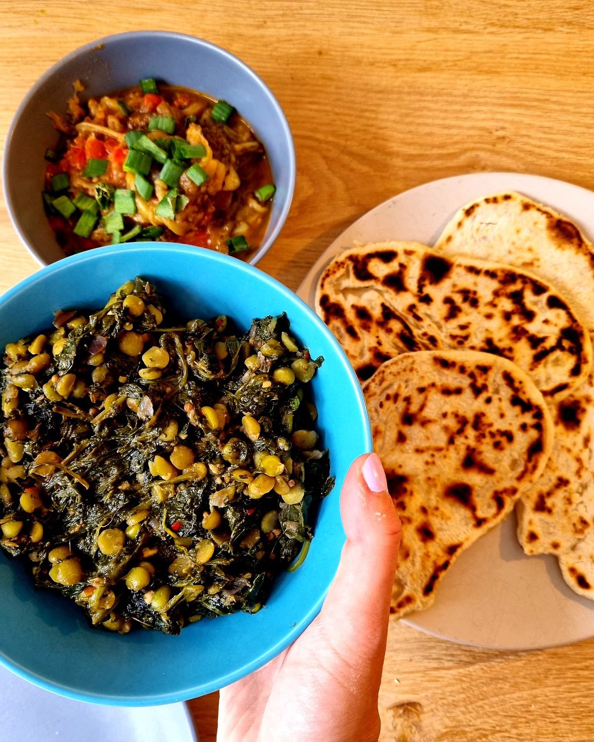 Vegan curry-maaltijden maken wij vaak met zelfgemaakt naan-brood.