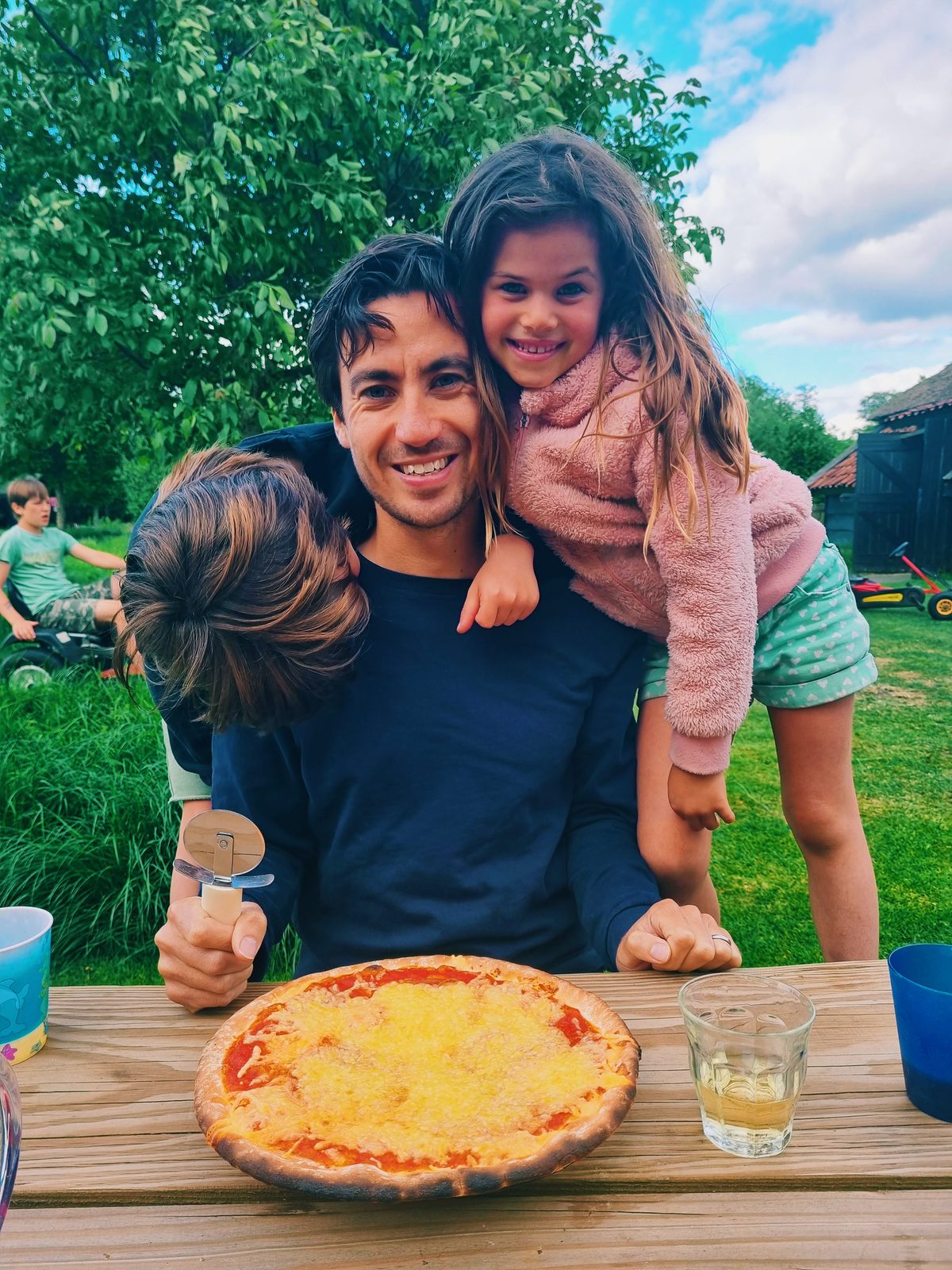 Zelf pizzadeeg en zelf pizzza's maken is een leuk activiteit met kinderen.