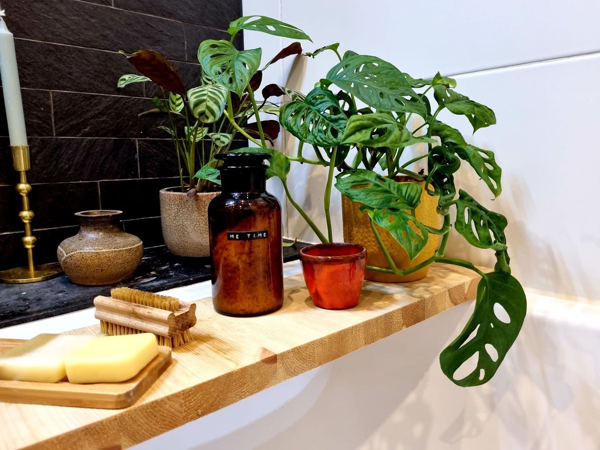 Interieurstyling voor je duurzame badkamer: natuurlijke producten en planten.