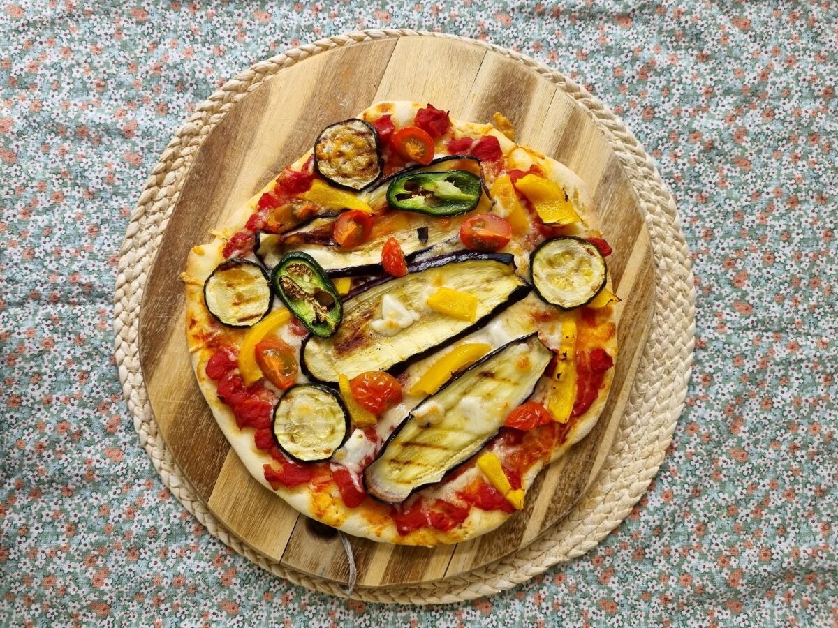 Een duurzame verspil-me-niet pizza van zelfgemaakt deeg en restgroenten
