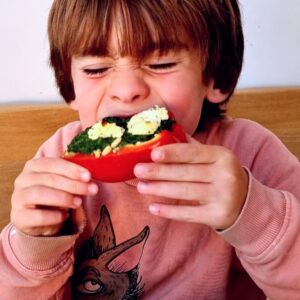 Kindvriendelijk vegetarisch recept: gevulde paprika met couscous en spinazie.