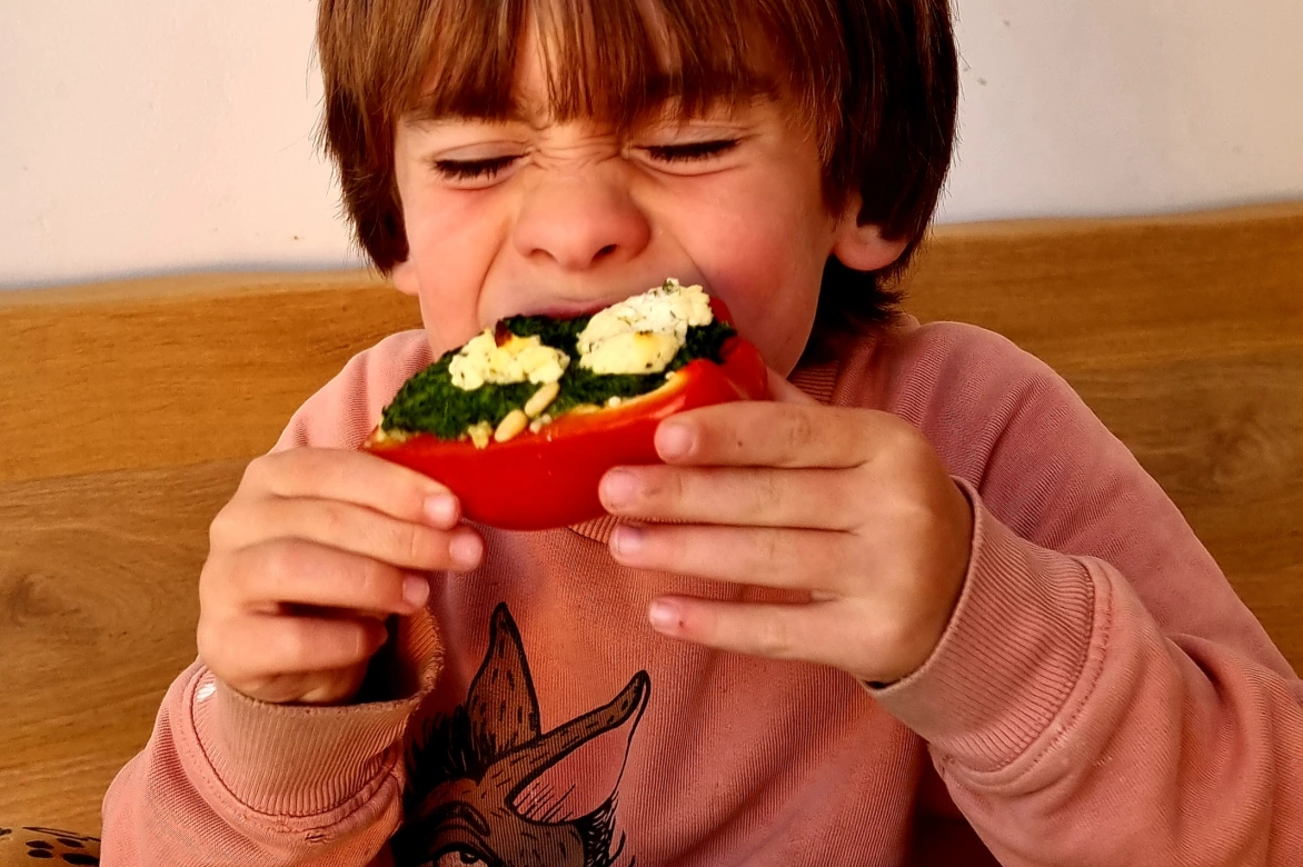 Kindvriendelijk vegetarisch recept: gevulde paprika met couscous en spinazie.
