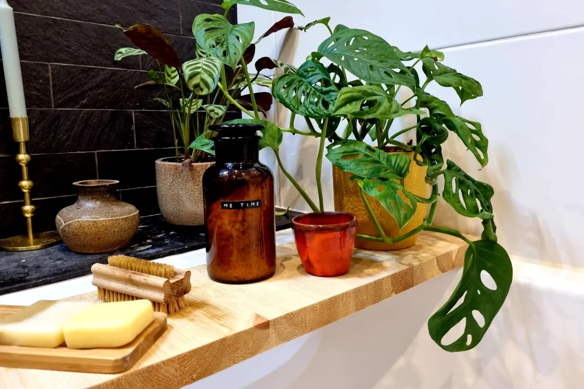 Duurzame badkamer inspiratie: natuurlijke verzorging en tweedehands accessoires.