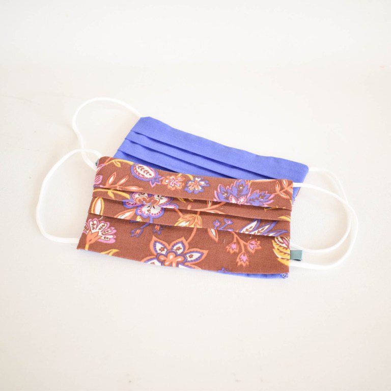 Een handgemaakt mondkapje van reststoffen dat je dubbelzijdig kunt dragen. Deze is gemaakt door Atelier Revive in Ede.