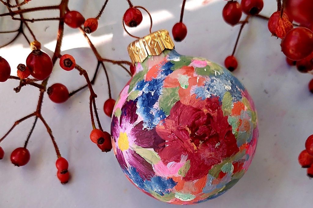 DIY kerstballen beschilderen van kringloopballen.