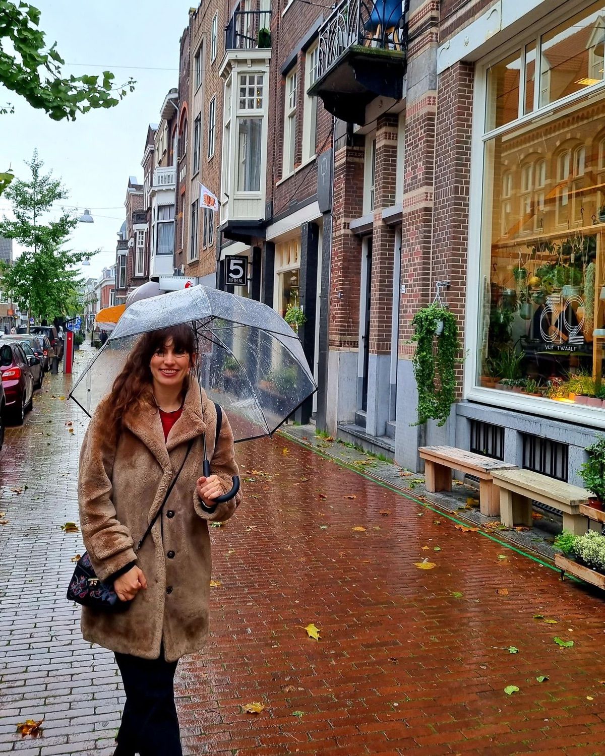 In de regen in een winkelstraat in Nijmegen met mijn mooie vintage winterjas uit de kringloopwinkel.