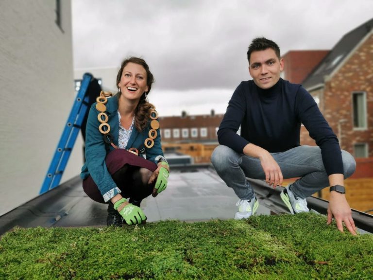 Oprichter van Zero Waste Nederland als klimaatburgemeester op een groen dak.