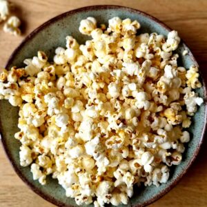 Popcorn met vegan honing en hete peper