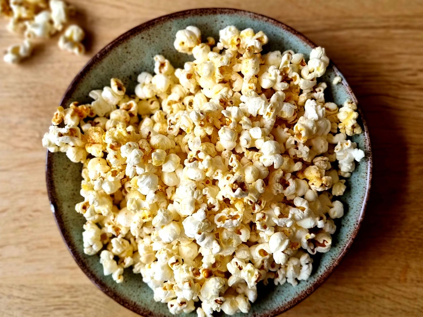 Popcorn met vegan honing en hete peper